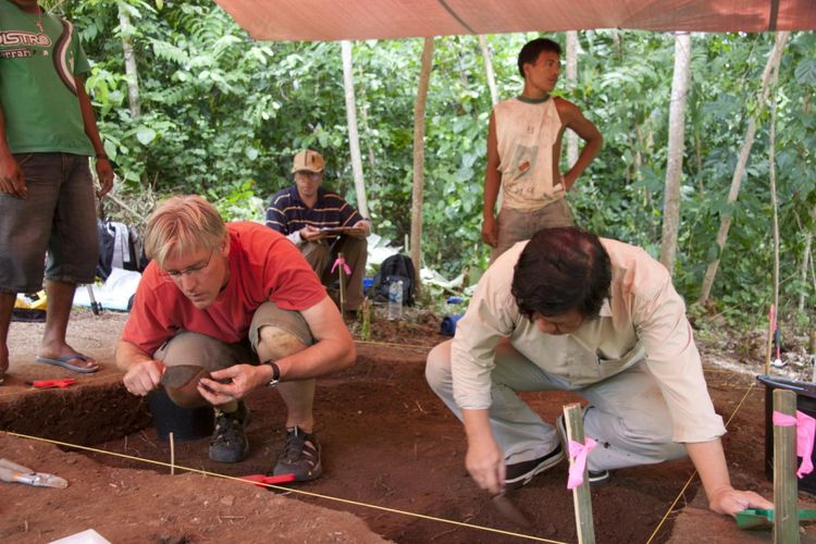 (ki-ka) Kurator Museum Arkeologi Burke, Peter Laper dan Daud Tanudirjo sedang menggali lapisan di situs pulau Ay untuk mengetahui kapan pertama kali pala digunakan dalam makanan.
