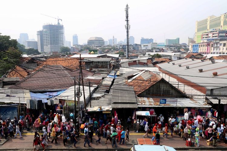 Suasana pedagang kaki lima (PKL) berjualan di sepanjang trotoar di Kawasan Pasar Tanah Abang, Jakarta, Rabu (17/5/2017). Satpol PP mulai melakukan penertiban setiap hari menyusul mulai banyaknya pedagang kaki lima (PKL) yang berjualan di trotoar dan jalan kawasan Pasar Tanah Abang.