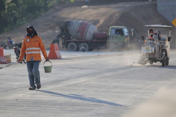 Ilustrasi: Para pekerja masih menyelesaikan tahap akhir pembangunan jalan sepanjang 17,6 kilometer Ruas Tol Bawen-Salatiga, Jawa Tengah, Jumat (16/6/2017). 