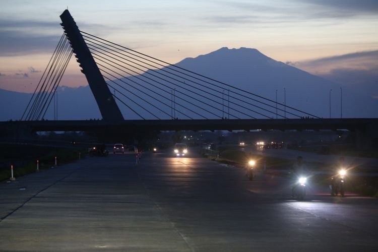 Suasana jembatan Klodran di Tol Solo-Ngawi-Kertosono di Ngawi, Jawa Timur, Sabtu (17/6/2017). Tujuh hari jelang Lebaran atau Senin, (19/6/2017) mulai pukul 06.00 WIB, pemudik bisa menggunakan Tol Solo-Kertosono menuju arah timur.