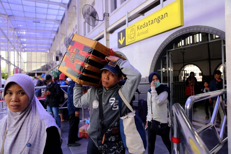 Pemudik dengan menggunakan KA Kertajaya dan Matarmaja dari Jawa Timur tiba di Stasiun Pasar Senen, Jakarta, Jumat (30/6/2017). Sejalan dengan akan berakhirnya libur Lebaran, arus balik warga dari kampung halaman terus mengalir dan diperkirakan puncak arus balik Lebaran terjadi pada 1 Juli 2017.