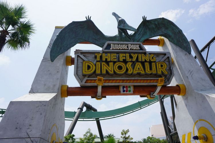 Wahana The Flying Dinosaur di Universal Studios Japan.