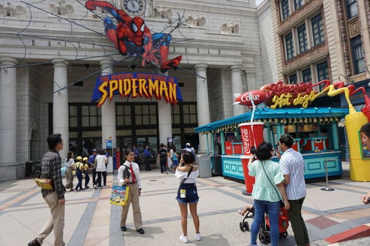 Pengunjung mengabadikan pintu masuk atraksi Spiderman: The Ride di Universal Studios Japan.
