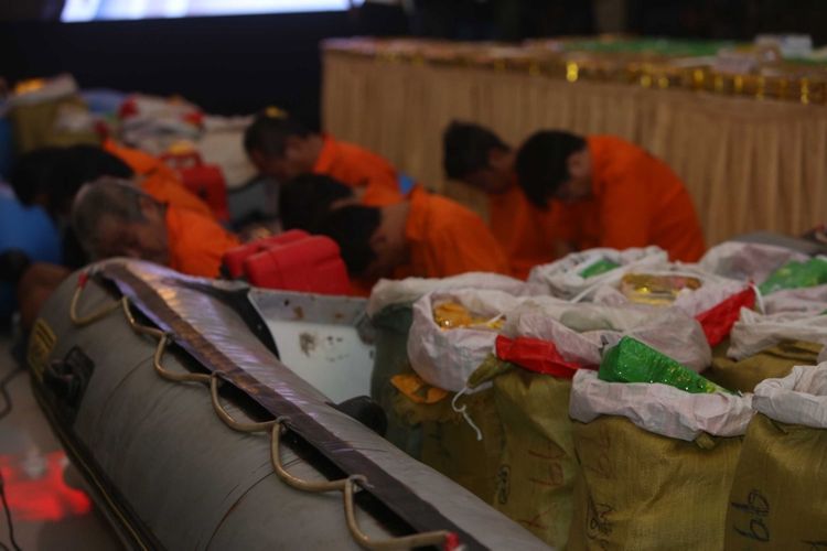 Sejumlah barang bukti dan 8 orang tersangka terkait kasus tangkapan penyelundupan narkoba saat rilis di Polda Metro Jaya, Jakarta, Kamis (20/7/2017). Seberat 1 ton narkoba jenis sabu asal China telah digagalkan Tim Gabungan Satuan Tugas Merah Putih yang terdiri dari petugasDirektorat Narkoba Polda Metro Jaya dan Polresta Depokpada Kamis minggu lalu di Anyer Serang, Banten.