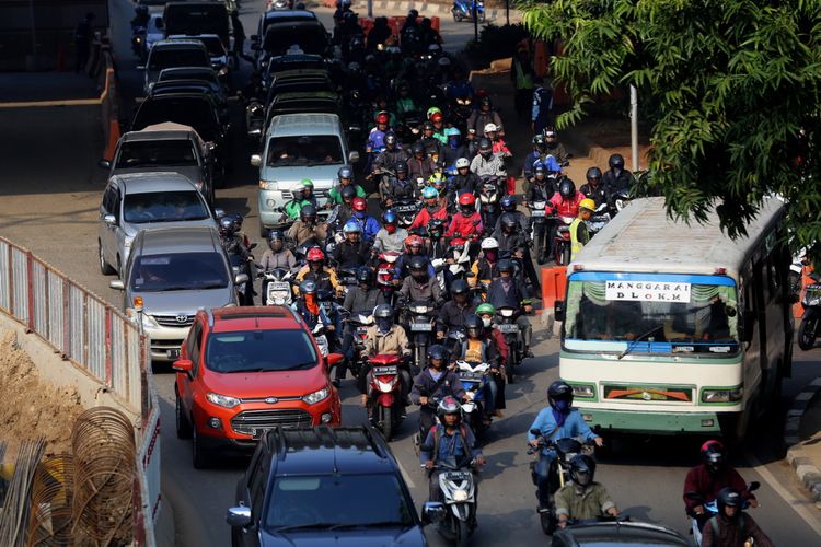 Sejumlah kendaraan terjebak kemacetan di jalan HR Rasuna Said, Kuningan, Jakarta Selatan, Selasa (25/7/2017). Direktorat Lalu Lintas Polda Metro Jaya memberlakukan rekayasa lalu lintas untuk mempercepat pengerjaan proyek pembangunan underpass Mampang-Kuningan.