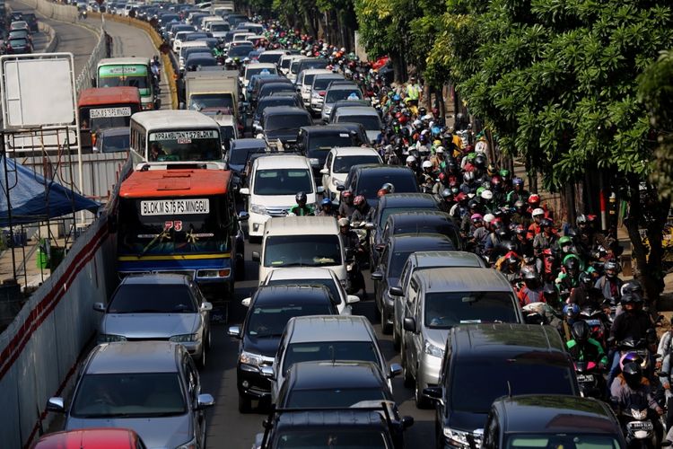 Sejumlah kendaraan terjebak kemacetan di kawasan Mampang, Jakarta Selatan, Selasa (25/7/2017). Underpass Mampang Prapatan-Kuningan akan dibangun sepanjang kurang lebih 800 meter dengan lebar 20 meter atau empat lajur jalan dan diproyeksikan dapat memperlancar arus kendaraan dari arah Mampang menuju Kuningan maupun sebaliknya. Proyek ini diperkirakan menelan biaya Rp 200 miliar.