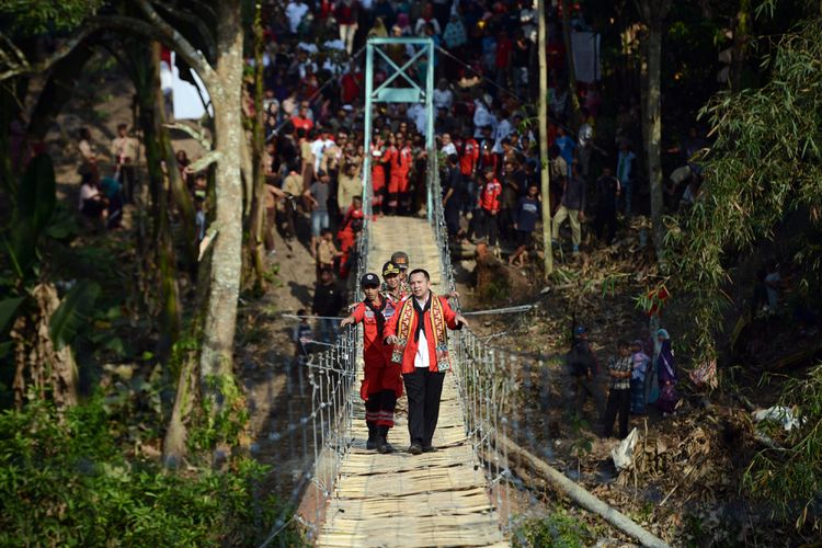 Gubernur Lampung mencoba.jembatan gantung di Dusun Jelujur Kabupaten Lampung Selatan. Foto dari tim Humas Ridho Ficardo