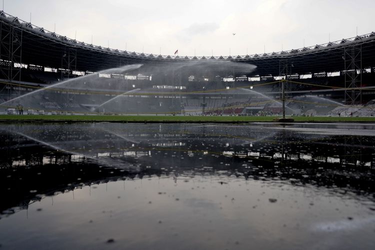 Pekerja menyiram rumput Stadion Utama Gelora Bung Karno, Senayan, Jakarta, Selasa (8/8). Berdasarkan data Kementerian PUPR renovasi Stadion Utama Gelora Bung Karno yang dipersiapkan untuk Asian Games 2018 tersebut telah mencapai 82 persen. ANTARA FOTO/Wahyu Putro A/aww/17.