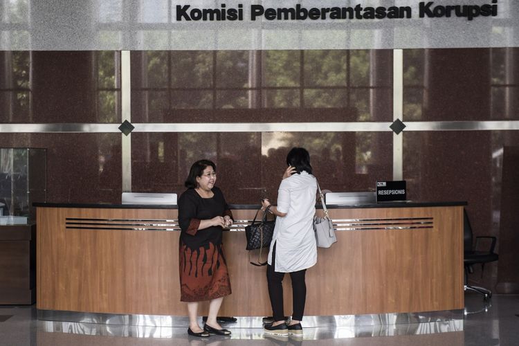 Pengacara Elza Syarief (kiri) berada di ruang tunggu seusai menjalani pemeriksaan di gedung KPK, Jakarta, Jumat (11/8/2017). Elza Syarief diperiksa sebagai saksi untuk tersangka Markus Nari terkait kasus penyidikan perkara perintangan proses persidangan, serta pemberian keterangan tidak benar dalam persidangan KTP-El dengan terdakwa Irman dan Sugiharto. ANTARA FOTO/M Agung Rajasa/foc/17.