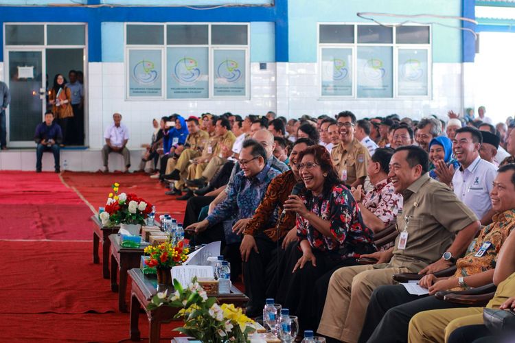 Menteri Kelautan dan Perikanan Republik Indonesia Susi Pudjiastuti saat meluncurkan program Kredit Ultra Mikro (KUM) di Pelabuhan Perikanan Samudera Cilacap (PPSC), Jawa Tengah, Senin (14/8/2017).
