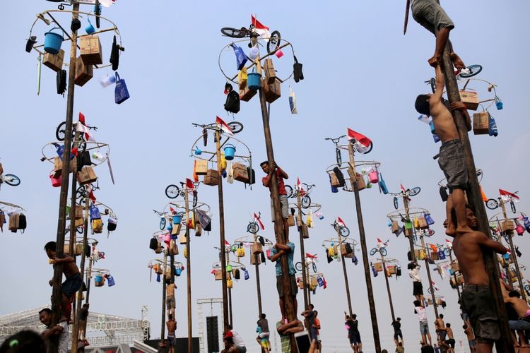 Sejumlah warga mengikuti lomba panjat pinang kolosal di Pantai Carnaval, Taman Impian Jaya Ancol, Jakarta Utara, Kamis (17/8/2017). Dalam perlombaan panjat pinang kolosal itu disiapkan 172 batang pohon pinang dengan aneka macam hadiah sekaligus memeriahkan perayaan HUT ke-72 Kemerdekaan Republik Indonesia.