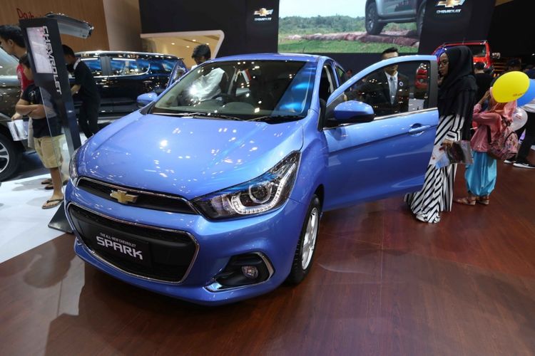 Pengunjung melihat Chevrolet Spark saat acara Gaikindo Indonesia International Auto Show (GIIAS) 2017 di Indonesia Convention Exhibition (ICE), BSD City, Tangerang, Banten, Sabtu (19/8/2017). Menjelang penutupan GIIAS stan Chevrolet memberikan potongan harga hingga dua puluh juta rupiah.