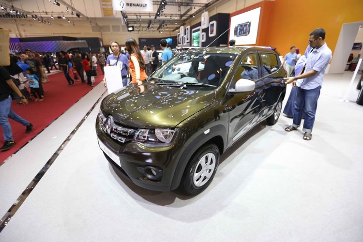 Pengunjung melihat Renault Kwid saat acara Gaikindo Indonesia International Auto Show (GIIAS) 2017 di Indonesia Convention Exhibition (ICE), BSD City, Tangerang, Banten, Sabtu (19/8/2017). Menjelang penutupan GIIAS stan Chevrolet memberikan potongan harga hingga dua juta rupiah.