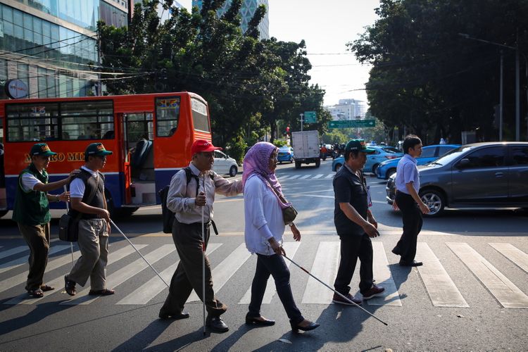 Sejumlah kaum disabilitas yang tergabung dalam Gerakan Aksesbilitas Umum Nasional (GAUN) menggelar aksi susur trotoar di sepanjang Jalan Sabang, Thamrin, ke arah Jalan Kebon Sirih, Menteng, Jakarta Pusat, Rabu (30/8/2017). Kaum disabilitas menyuarakan kebutuhan akan jalur pedestrian yang ramah dan aman akibat banyaknya trotoar yang digunakan untuk parkir mobil atau motor sampai pedagang kaki lima berjualan sehingga fasilitas untuk disabilitas menjadi rusak.