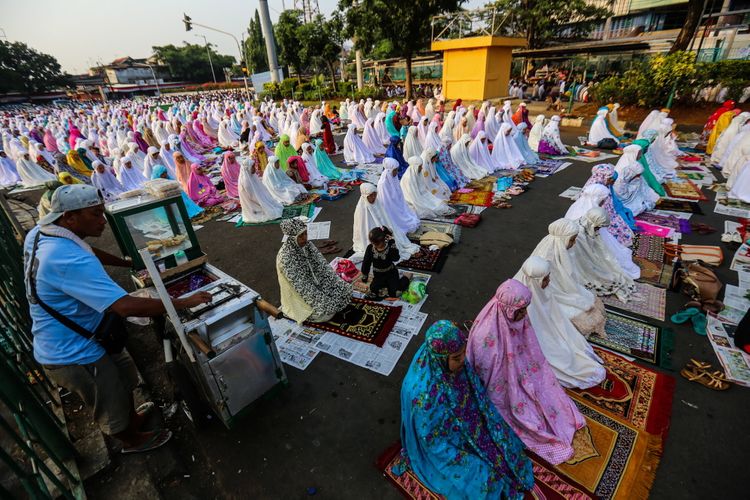 Umat muslim melaksanakan sholat Idul Adha 1438 Hijriyah di kawasan Pasar Senen, Jakarta Pusat, Jumat (1/9/2017). Hari raya Idul Adha atau biasa disebut hari Kurban identik dengan penyembelihan hewan kurban dirayakan umat Islam setiap tanggal 10 bulan Dzulhijjah, Idul Adha tahun ini diperingati umat muslim Indonesia pada hari Jumat.