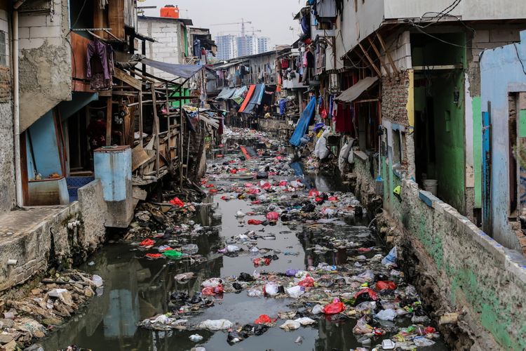 Suasana deretan rumah kumuh dibantaran kali Jln. Jati Bunder, Kel. Kebon Melati, Kec. Tanah Abang, Jakarta Pusat , Selasa (5/9/2017). Pemprov DKI Jakarta bersama dengan Pemerintah Pusat akan menata kawasan kumuh melalui pencanangan program 100-0-100 yang dicanangkan Kementerian Pekerjaan umum dan Perumahan Rakyat dengan target Jakarta bebas dari kawasan kumuh pada tahun 2019. 