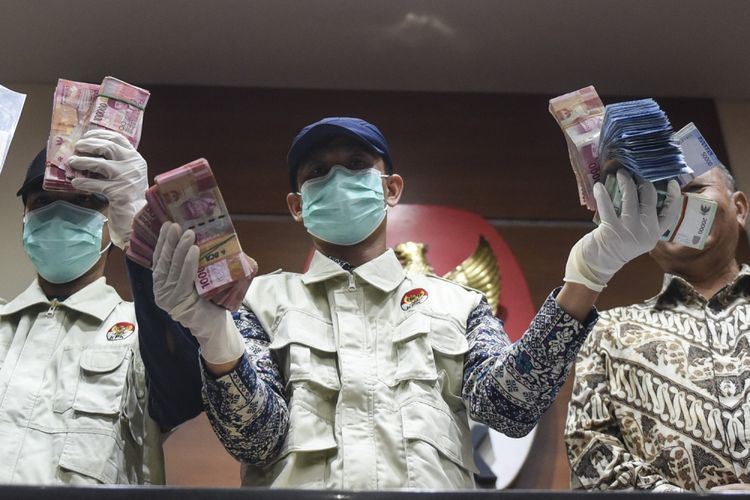 Penyidik KPK menunjukkan barang bukti uang hasil OTT Hakim Tipikor Bengkulu saat konferensi pers di gedung KPK, Jakarta, Kamis (7/9/2017).KPK menetapkan tiga tersangka dari hasil operasi tangkap tangan (OTT) di Bengkulu yakni Hakim Pengadilan Tipikor Bengkulu Dewi Suryana, Panitera Pengganti Pengadilan Negeri dan Tipikor Bengkulu Hendra Kurniawan dan saudara dari Wilson terdakwa yang kasusnya ditangani Pengadilan Tipikor Bengkulu berinisial SI serta mengamankan barang bukti uang sebesar Rp125 juta atas kasus dugaan suap dalam penanganan vonis perkara korupsi dengan terdakwa Plt Kepala Badan Pengelolaan Keuangan dan Aset Daerah (BPKAD) Kota Bengkulu Wilson. ANTARA FOTO/Hafidz Mubarak A/ama/17