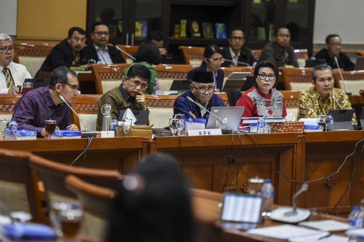 Ketua KPK Agus Rahardjo (tengah) bersama Wakil Ketua KPK Laode M Syarif (kedua kiri), Saut Situmorang (kiri), Basaria Panjaitan (kedua kanan) dan Alexander Marwata (kanan) mengikuti rapat dengar pendapat dengan Komisi III DPR di Kompleks Parlemen Senayan, Jakarta, Selasa (12/9). RDP tersebut membahas mekanisme dan tata kerja di Direktorat Pengaduan Masyarakat (Dumas) KPK. ANTARA FOTO/Hafidz Mubarak A/Spt/17