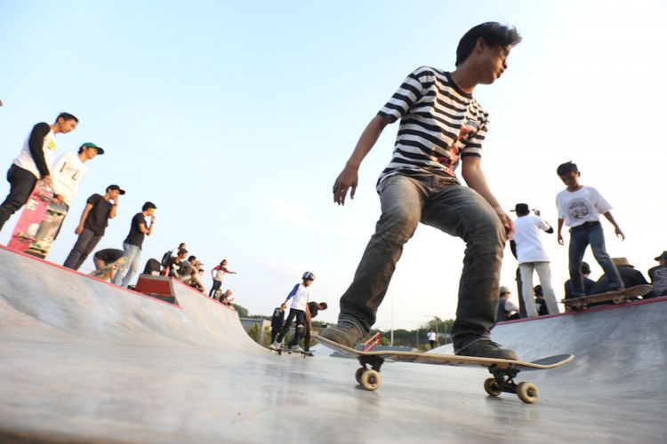 Para peserta unjuk gigi saat mengikuti kompetisi skateboard yang diadakan Sinarmas Land di BSD Xtream Park, Tangerang, Sabtu (16/09/2017). Sinarmas membangun Skatepark untuk umum bertaraf internasional dengan 2 spesial rintangan atau hambatan yang pertama kali ada di Indonesia. Harga tiket masuknya hanya Rp 25.000.