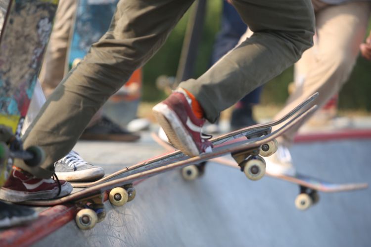 Para peserta unjuk gigi saat mengikuti kompetisi skateboard yang diadakan Sinarmas Land di BSD Xtream Park, Tangerang, Sabtu (16/09/2017). Sinarmas membangun Skatepark untuk umum bertaraf internasional dengan 2 spesial rintangan atau hambatan yang pertama kali ada di Indonesia. Harga tiket masuknya hanya Rp 25.000.
