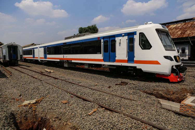 Satu rangkaian kereta Bandara Soekarno-Hatta (Soetta) buatan PT Industri Kereta Api (INKA) terlihat di Balai Yasa, Manggarai, Jakarta, Senin (18/9/2017). Total ada sepuluh train set Kereta Bandara Soekarno-Hatta akan tiba di Balai Yasa Manggarai pada bulan Oktober dan ditargetkan akan beroperasi pada September 2017.