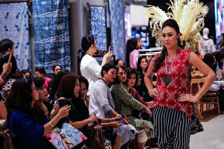 Model memperagakan busana di Galeries Lafayette, Pacific Place, Jakarta, Rabu (20/9/2017). Pergelaran busana ini dalam rangka memperingati hari batik nasional yang jatuh pada tanggal 2 Oktober 2017. 
