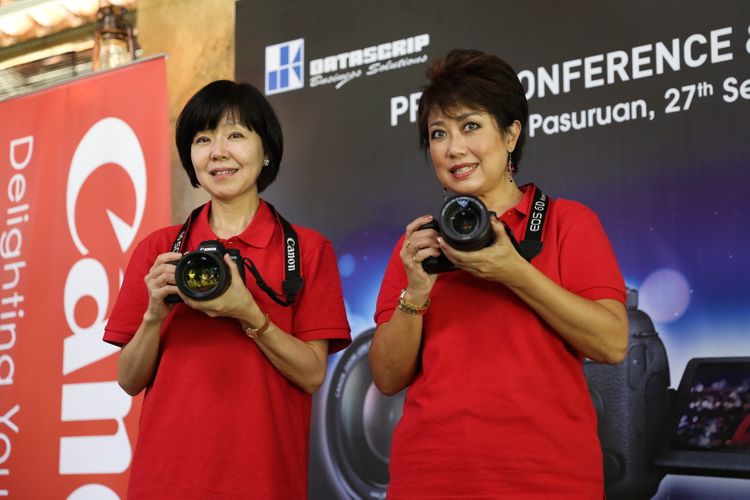 Noriko Gunji (kiri) President and CEO Canon Singapore, Pte. Ltd. dan Merry Harun Canon Division Director, pt. Datascrip berfoto bersama saat peluncuran kamera Canon EOS 6D Mark II di Pasuruan, Jawa Timur, Rabu (27/9/2017).  Canon melalui distributor PT Datascrip secara resmi memasarkan kamera DSLR terbaru dari seri EOS 6D, yaitu EOS 6D Mark II di Indonesia. 