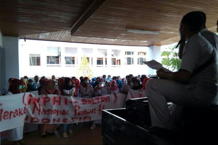 Puluhan perawat honorer kota Kendari berunjuk rasa di gedung DPRD Sultra, mendesak upah layak. 