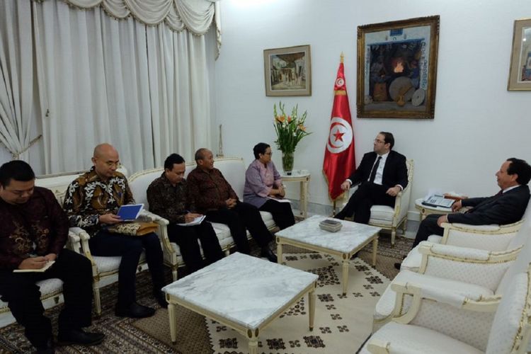 Upaya peningkatan kerja sama ekonomi menjadi perhatian dalam Sidang Komisi Bersama (SKB) Indonesia dan Tunisia ke-10. Tampak Menlu RI Retno LP Marsudi (ketiga dari kanan) dan Menlu Tunisia,  Khemaies Jhinaoui, bertemu di Tunis, ibu kota Tunisia, Senin (2/10/2017).