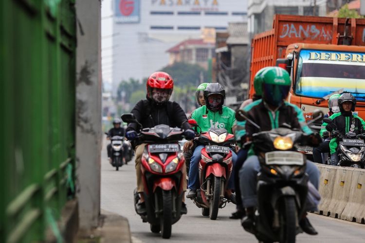 Pengendara sepeda motor menerobos masuk ke jalur Transjakarta di kawasan Pasar Rumput, Manggarai, Jakarta Selatan, Jumat (6/10/2017). Meski seringkali dilakukan razia oleh Polisi, sejumlah pengendara sepeda motor masih nekad melakukan pelanggaran dengan menerobos jalur Transjakarta.
