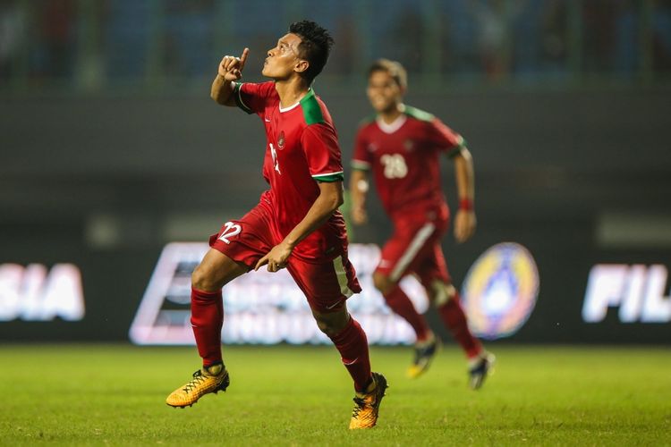Pemain timnas Indonesia Lerby E Merayakan golnya saat melawan timnas Kamboja di Stadion Patriot Candrabaga, Bekasi, Jawa Barat, Rabu (4/10/2017). Timas Indonesia Menang 3-1 melawan Timnas Kamboja.