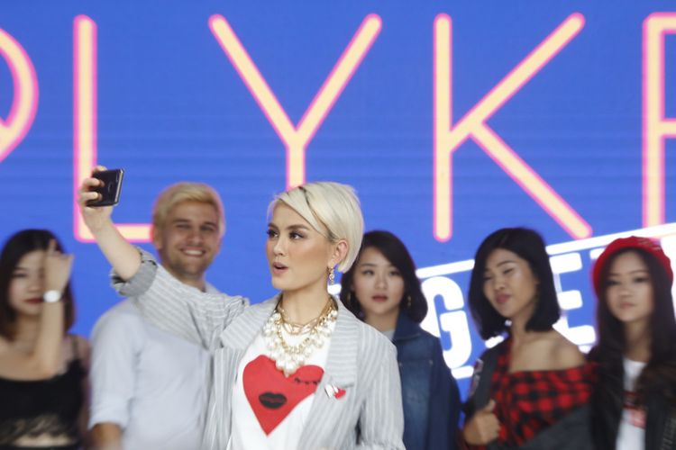 Chief Creative Officer LYKE Agnez Mo dan Chief Executive Officer LYKE Bastian Purrer saat konferensi pers di Lucy in the Sky, SCBD, Jakarta, Kamis (26/10/2017). Agnez Mo bersama rekannya Bastian Purrer, bekerjasama membangun aplikasi fashion, LYKE.