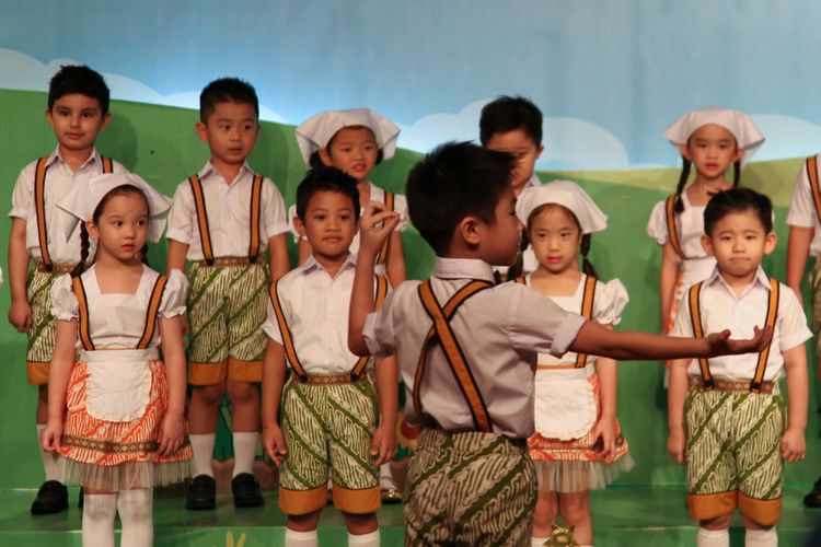 Murid TK berpartisipasi dalam lomba paduan anak tingkat TK dan SD, Dendang Kencana 2017, di Bentara Budaya Jakarta, Palmerah, Kamis (26/10/2017). Kegiatan yang berlangsung di empat kota yakni Jakarta, Yogyakarta, Denpasar dan Surabaya ini, bertujuan untuk memberikan panggung bagi paduan suara anak.