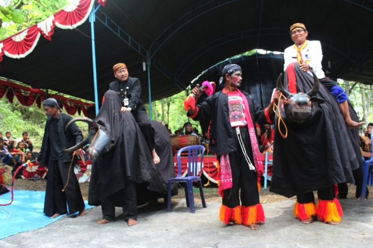 Perhutani KPH Gundih dan LMDH menggelar pergelaran seni di Obyek wisata Cindelaras di kawasan hutan Desa Bandungharjo, Kecamatan Toroh, Grobogan, Jawa Tengah, Senin (30/10/2017).