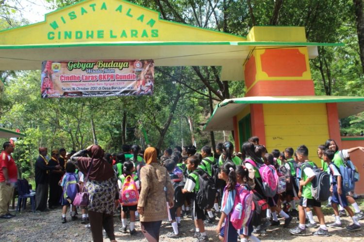 Obyek wisata Cindelaras di kawasan hutan Desa Bandungharjo, Kecamatan Toroh, Grobogan, Jawa Tengah, Senin (30/10/2017).