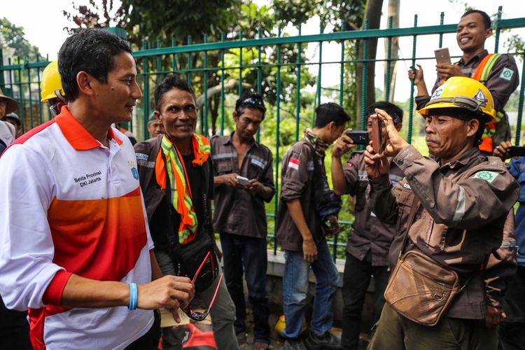 Wakil Gubernur DKI Jakarta Sandiaga Uno meninjau trotoar jalan di Kawasan Gelora Bung Karno (GBK), Senayan, Jakarta Pusat, Minggu (12/11/2017). Sandiaga Uno memastikan Pemerintah Provinsi DKI Jakarta akan mempermudah semua bentuk perizinan yang diperlukan untuk venue Asian Games 2018 di Kompleks Gelora Bung Karno (GBK). KOMPAS.com/GARRY ANDREW LOTULUNG