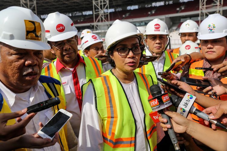 Menteri Keuangan Sri Mulyani dan Ketua Inasgoc Erick Thohir (kanan) meninjau proyek renovasi Stadion Utama Gelora Bung Karno untuk Asian Games 2018 di Kompleks Gelora Bung Karno (GBK), Senayan, Jakarta Pusat, Kamis (23/11/2017). Mengutip data Kementerian Pekerjaan Umum dan Perumahan Rakyat (PUPR), hingga kini progres pembangunan secara keseluruhan telah mencapai 87,27 persen dan ditargetkan selesai bertahap hingga Desember 2017.