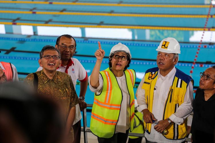 Menteri Keuangan Sri Mulyani dan Menteri Pekerjaan Umum dan Perumahan Rakyat Basuki Hadimuljono meninjau proyek renovasi Stadion Akuatik untuk Asian Games 2018 di Kompleks Gelora Bung Karno (GBK), Senayan, Jakarta Pusat, Kamis (23/11/2017). Rombongan mengunjungi Stadion Utama Gelora Bung Karno, Arena Aquatic serta Istora Senayan untuk mengecek persiapan venue jelang perhelatan Asian Games 2018.