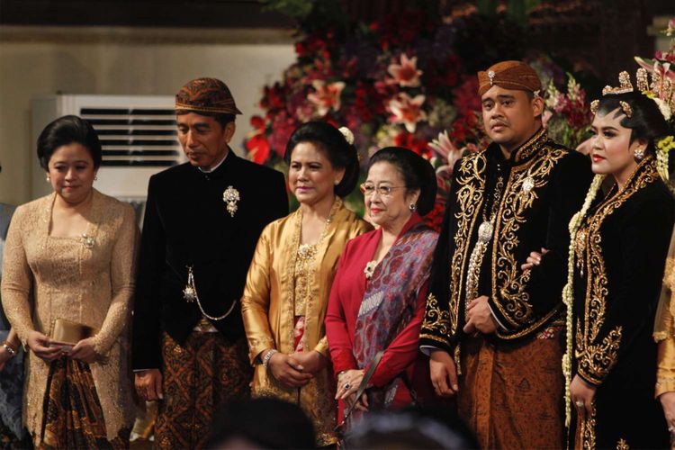 Presiden Joko Widodo (kedua kiri) dan Ibu Negara Iriana Joko Widodo (ketiga kiri) berfoto bersama mantan presiden Megawati Soekarnoputri (ketiga kanan) didampingi putrinya, Menko PMK Puan Maharani (kiri) saat menghadiri pernikahan Kahiyang Ayu (kanan)-Bobby Nasution (kedua kanan) di Gedung Graha Saba, Sumber, Solo, Jawa Tengah, Rabu (8/11/2017). 