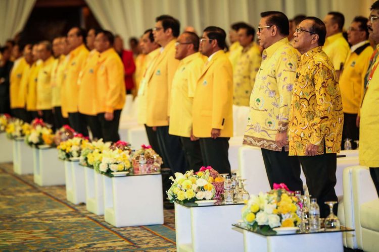 Para pimpinan partai Golkar hadir saat pembuka Rapat Pimpinan Nasional (Rapimnas) Partai Golkar di JCC, Senayan, Jakarta, Senin (18/12/2017). Rapimnas tersebut merupakan kelanjutan dari rapat pleno pada Rabu (13/12/2017) yang telah memilih Airlangga Hartarto selaku Ketua Umum Golkar menggantikan Setya Novanto sebagai pengisi jabatan lowong.