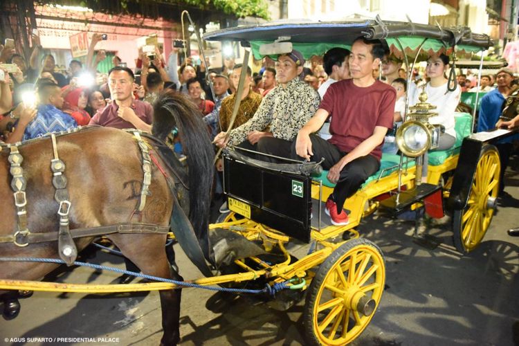 Presiden Joko Widodo beserta rombongan menyempatkan diri jalan-jalan ke kawasan Malioboro, Yogyakarta, Sabtu (30/12/2017).