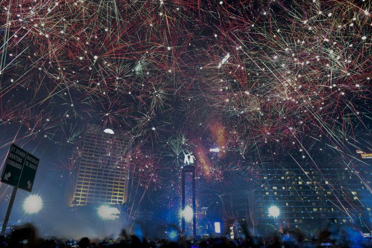 Suasana pesta kembang api saat malam tahun baru 2018 di kawasan Bundaran HI, Jakarta, Senin (1/1/2018). Sejumlah warga ibukota dan sekitarnya memadati kawasan itu untuk merayakan malam pergantian tahun 2017 ke 2018.