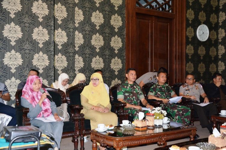 Ketua KPU Kota Salatiga Putnawati (paling kiri) saat rapat koordinasi dengan Forkopinda di Rumah Dinas Walikota, Senin (15/1/2018) siang.