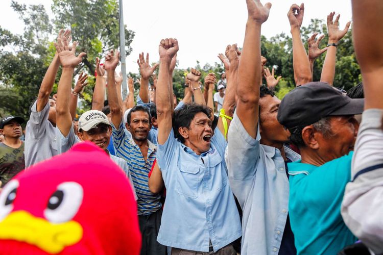 Para pengemudi angkutan umum berbagai jurusan Tanah Abang melakukan aksi unjuk rasa di depan Balai Kota DKI Jakarta, Senin (22/1/2018). Mereka tidak terima dengan kebijakan Pemprov DKI Jakarta yang menutup ruas jalan demi pedagang kaki lima.