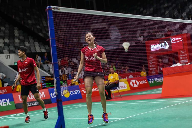 Pasangan ganda campuran Indonesia Ricky Karanda Suwardi (kiri) dan Debby Susanto berekspresi setelah menang dari pasangan asal Hong Kong Lee Chun Hei Reginald/Chau Hoi Wah dalam laga babak pertama Indonesia Master 2019 di Istora Senayan, Jakarta, Selasa (23/1/2018).