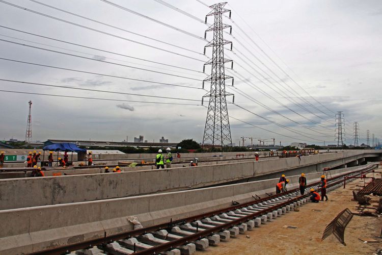 Suasana pengerjaan proyek Light Rail Transit (LRT) di Depo LRT, Kelapa Gading, Jakarta, Kamis (25/01/2018). Rencananya LRT akan mulai beroperasi 13 Agustus 2018, lima hari sebelum pembukaan Asian Games yang dijadwalkan pada 18 Agustus 2018.