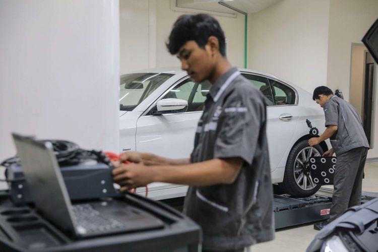 Mekanik memeriksa mobil di BMW Fast Lane Services di layanan dealer BMW Thamrin di Jakarta, Kamis (25/1/2018). Dealer ini juga menyediakan layanan purna jual termasuk BMW Fast Lane Services yang mencakup perawatan rutin, dan proses pemesanan suku cadang yang terhubung ke BMW Group Indonesia Parts Distribution Center.