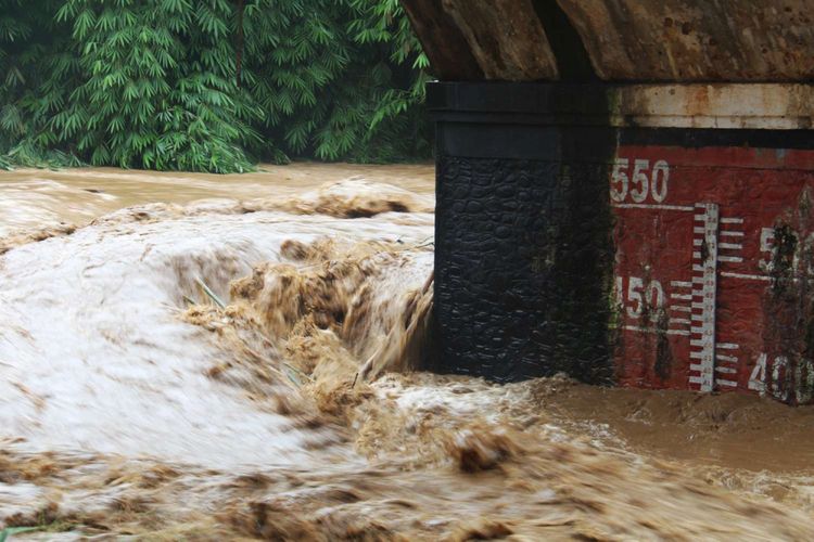 Kondisi aliran sungai ciliwung di Pos Pemantau Jembatan Panus, Kota Depok, Jawa Barat, Senin (05/02/2018). Curah hujan yang besar membuat Bendungan Katulampa Siaga 1 pada (05/02/2018) sehingga warga bantaran ciliwung diminta tidak melakukan aktivitas di sungai tersebut. Terpantau pada pukul 15.00 terlihat ketinggian air di Kota Depok mencapai 400cm.