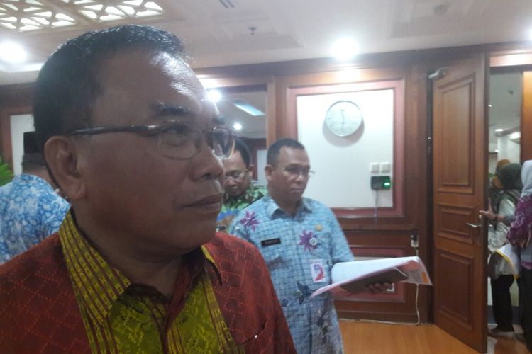 Walikota Jakarta Utara, Husein Murad, memberikan keterangan kepada wartawan setelah mengikuti rapat di kantornya, Kamis (8/2/2018)