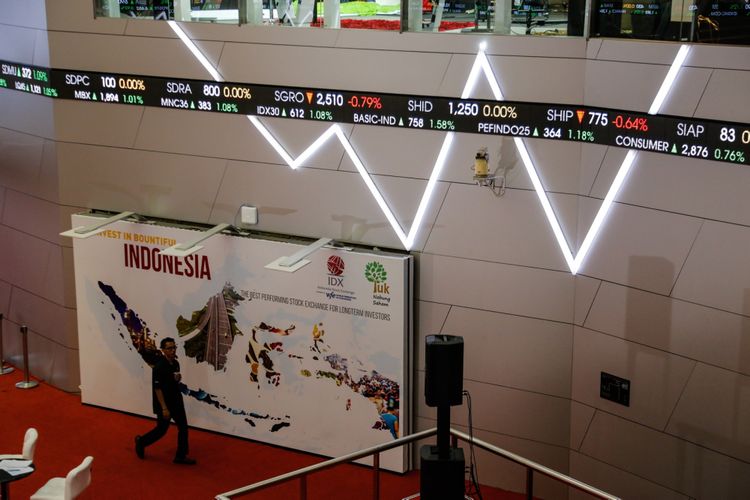 Suasana Pergerakan Indeks Harga Saham Gabungan (IHSG) di Bursa Efek Indonesia (BEI), Jakarta, Senin (19/2/2018). 